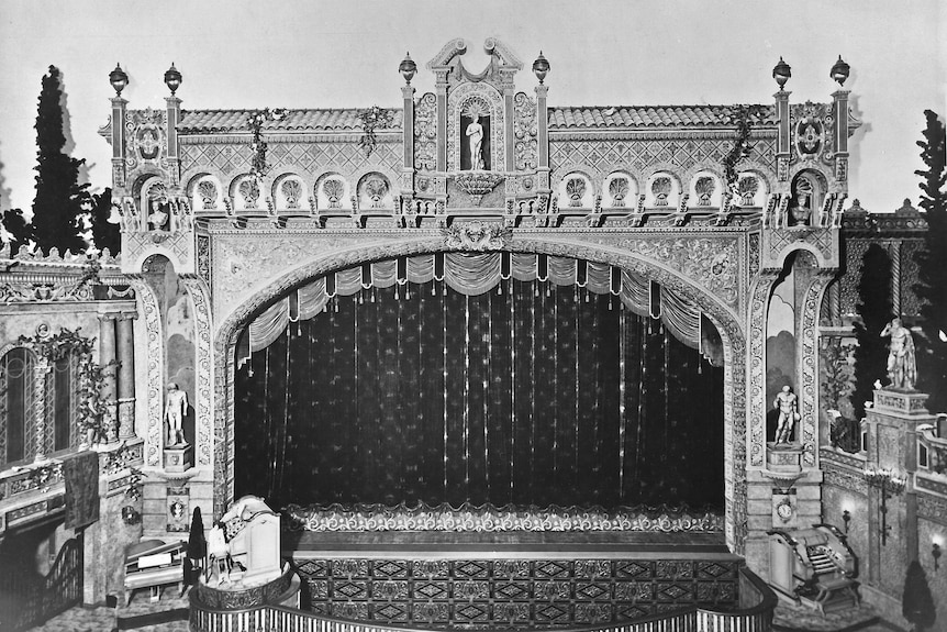A black and white photo of Melbourne State Theatre with an organ onstage