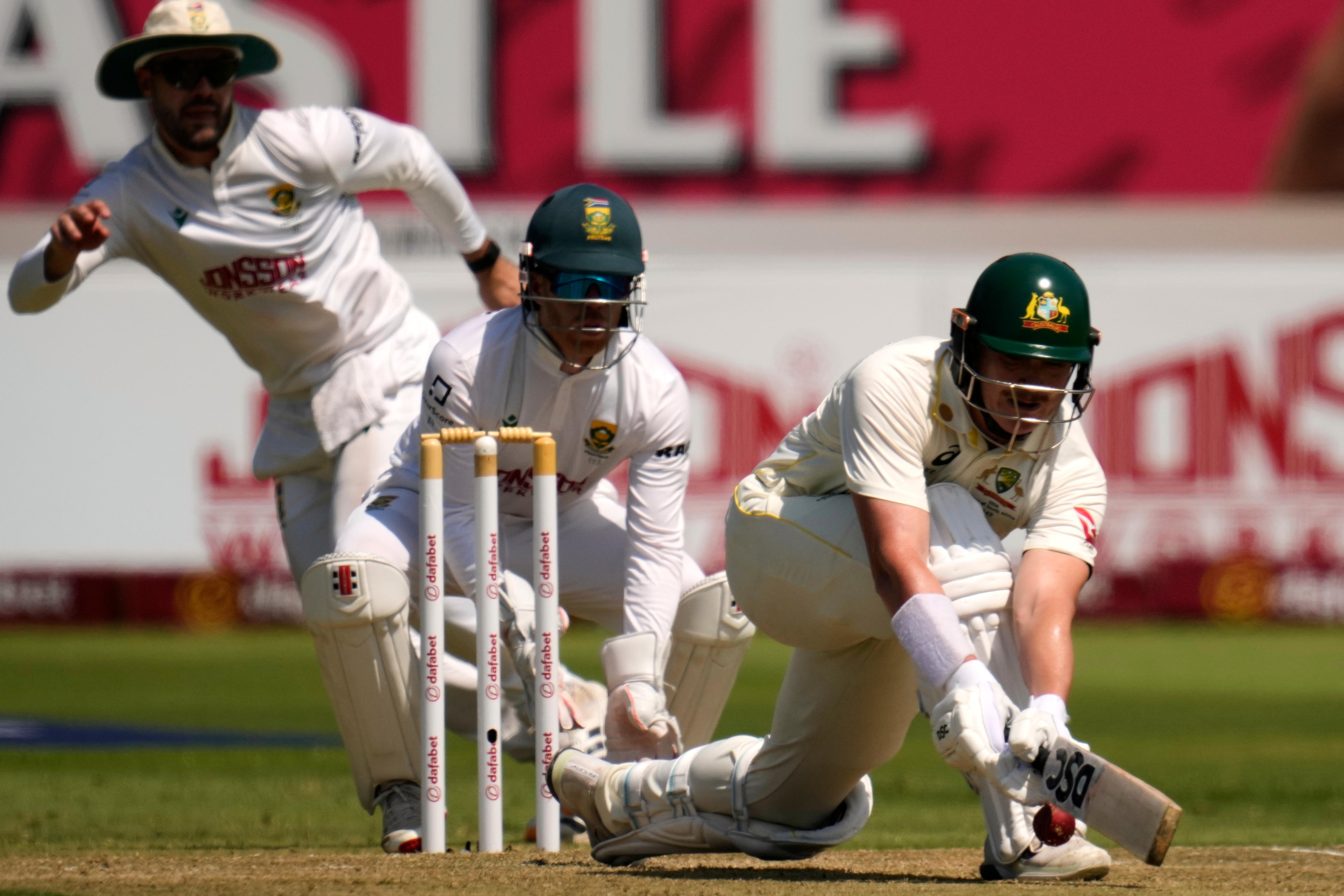 Live: Bad light stops play with Renshaw on the brink of drought-breaking milestone