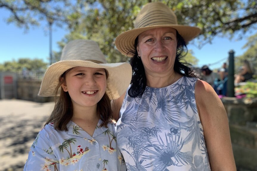 Lisa Adametz et sa fille, Hannah, ont toutes deux des chapeaux de soleil. 