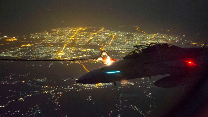 Super Hornet refuels over Iraq