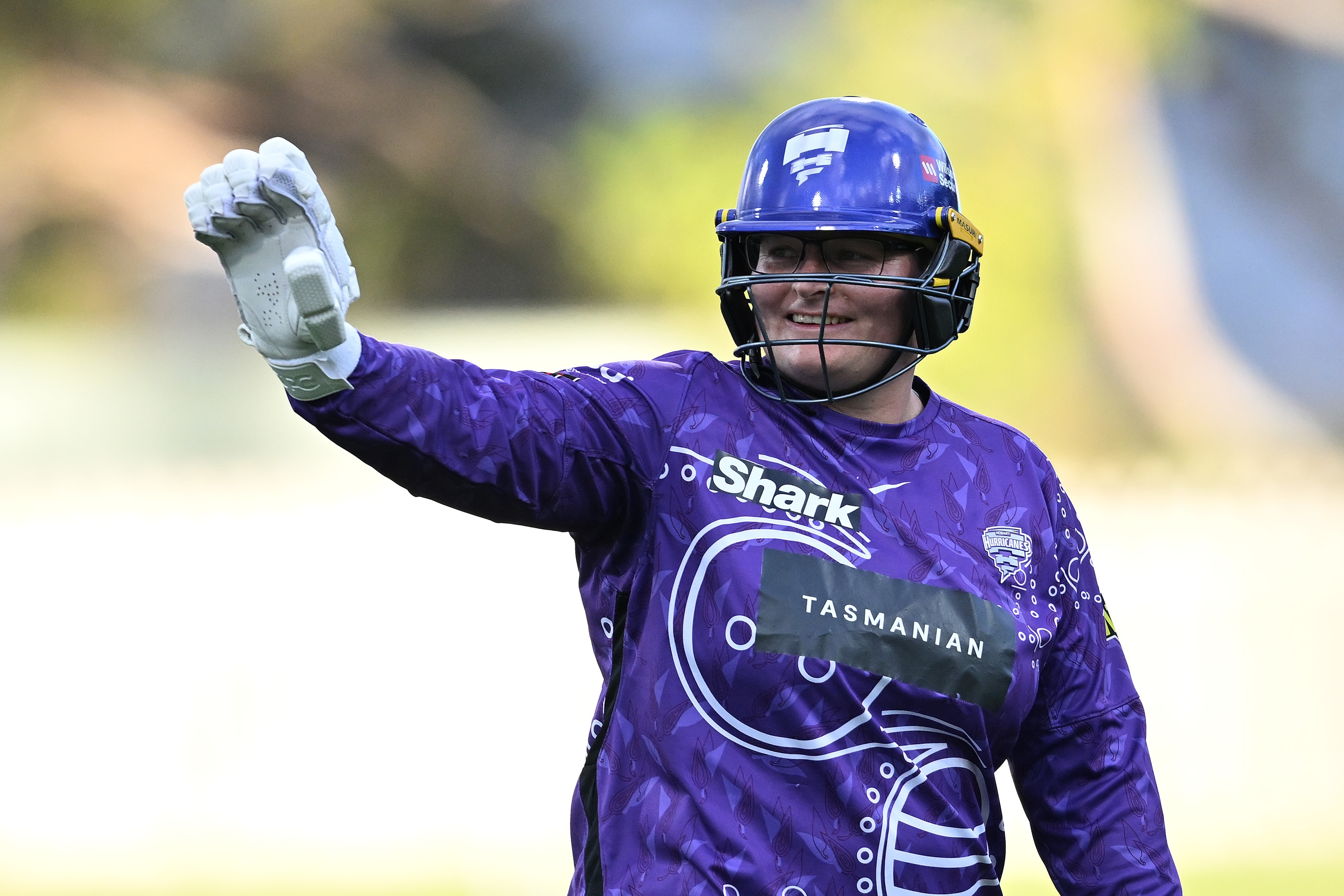 La jugadora de los Hobart Hurricanes, Lizelle Lee, saluda a la multitud en un juego de la WBBL.