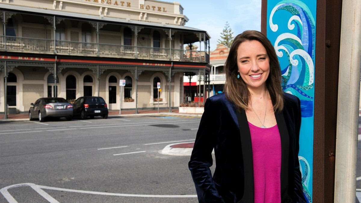 ABC Radio Adelaide Presenter Ali Clarke Breaks Down Live On Air After ...