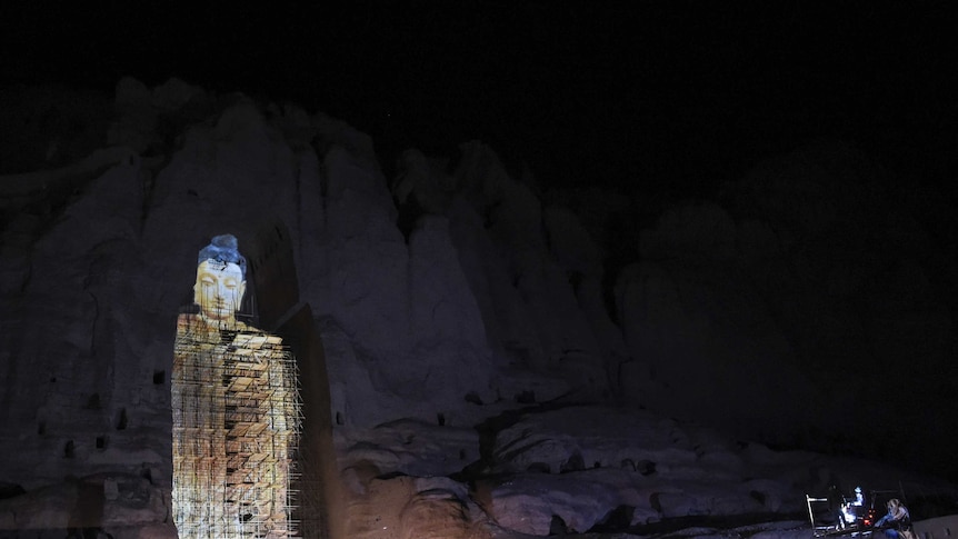 O proiecție virtuală a unei statui antice într-o peșteră stâncoasă