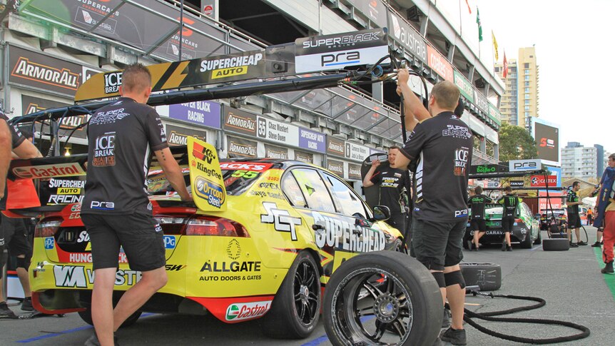A GC600 pit crew changes a tyre