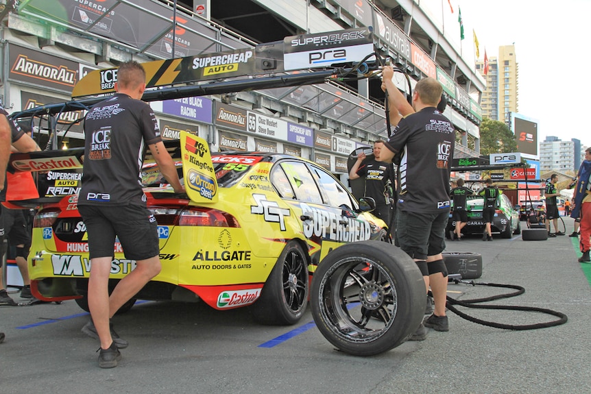 A GC600 pit crew changes a tyre