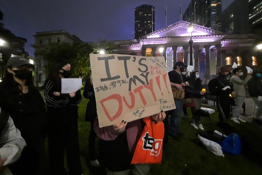 一名抗议者举着 "这是我的职责 "的牌子。