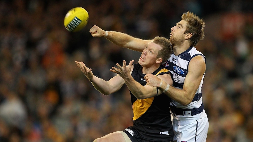 Lonergan and Riewoldt contest the ball