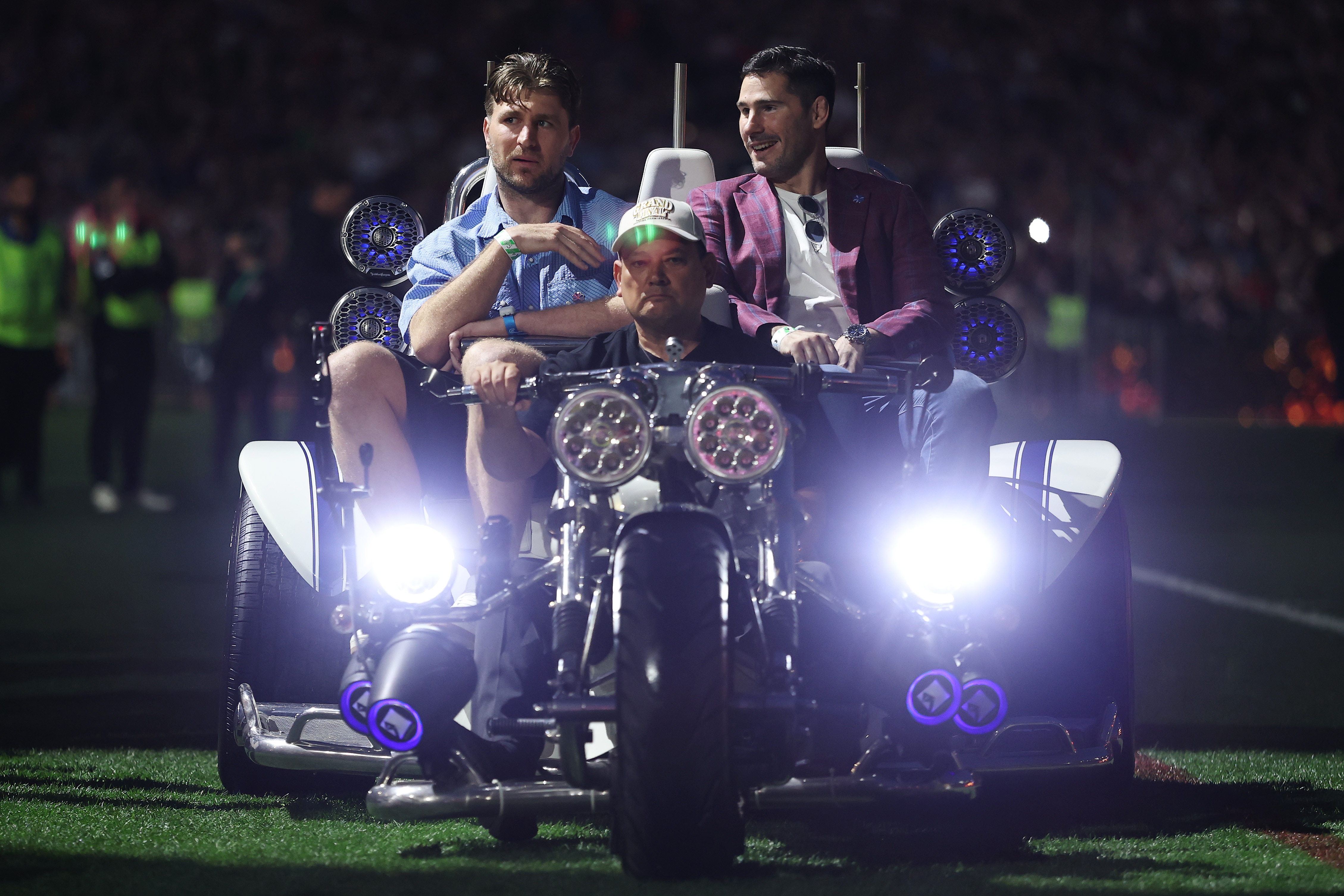 Thousands make arrow sign for Jai as Amy Shark leads grand final tribute