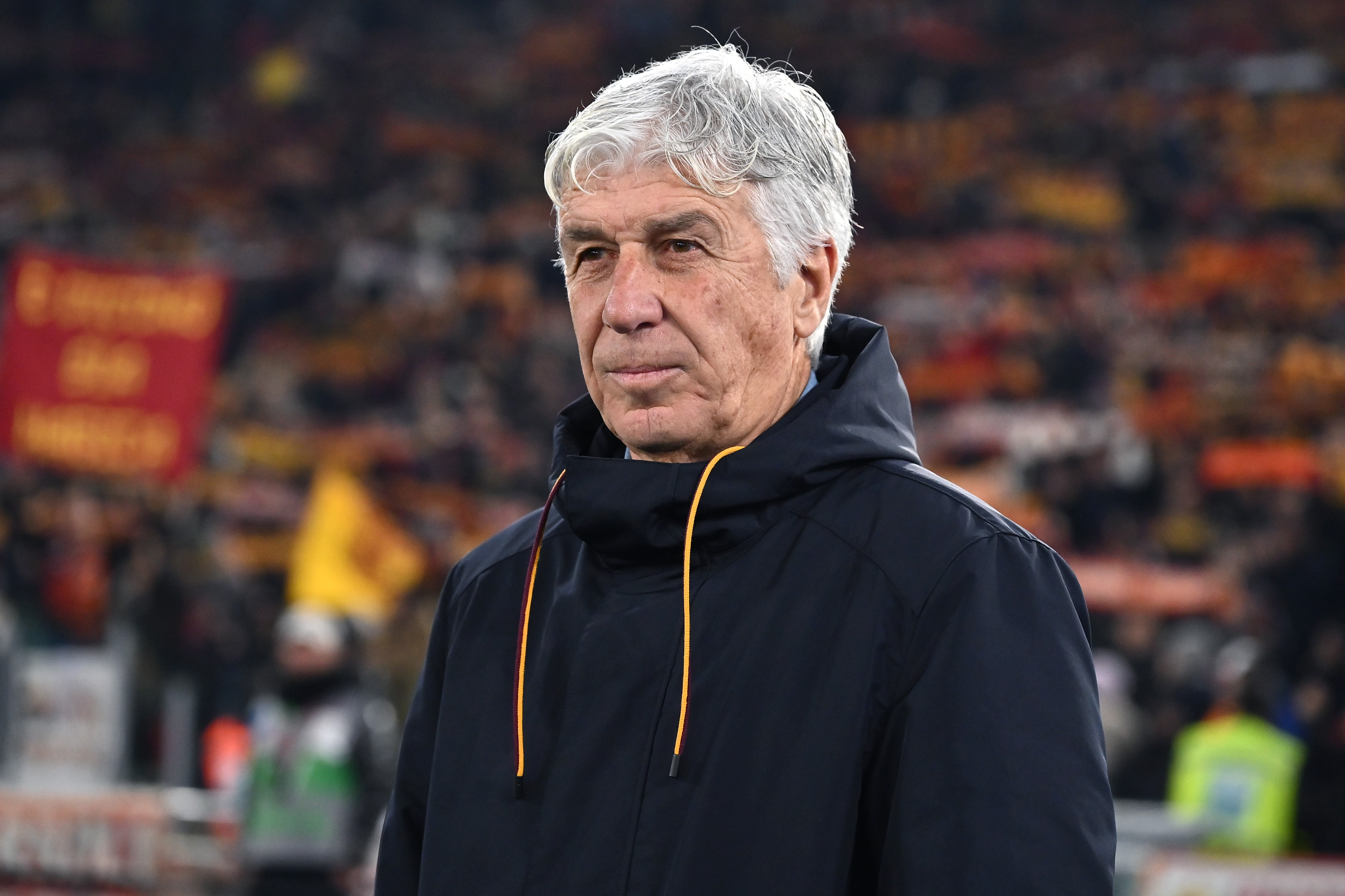 O técnico de futebol Gianpiero Gasperini está afastado enquanto treina a Roma