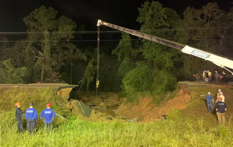 Ein Kran wird verwendet, um Schutt aus einem Loch in einer US-Autobahn zu entfernen.