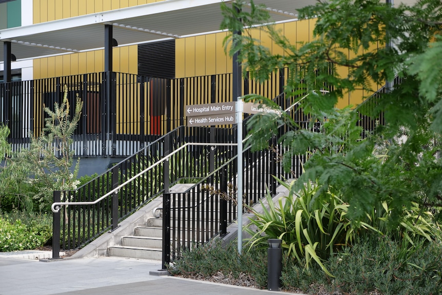 Signposting to main hospital entrance and health services hub on the grounds of a regional NSW hospital