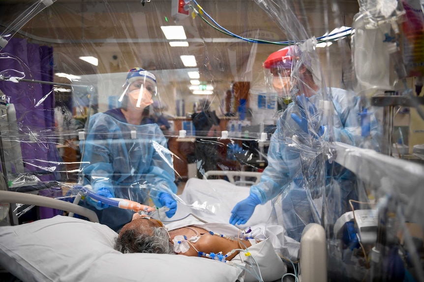 Un paziente nel reparto di terapia intensiva del Footscray Hospital, utilizzato con il permesso della famiglia del paziente