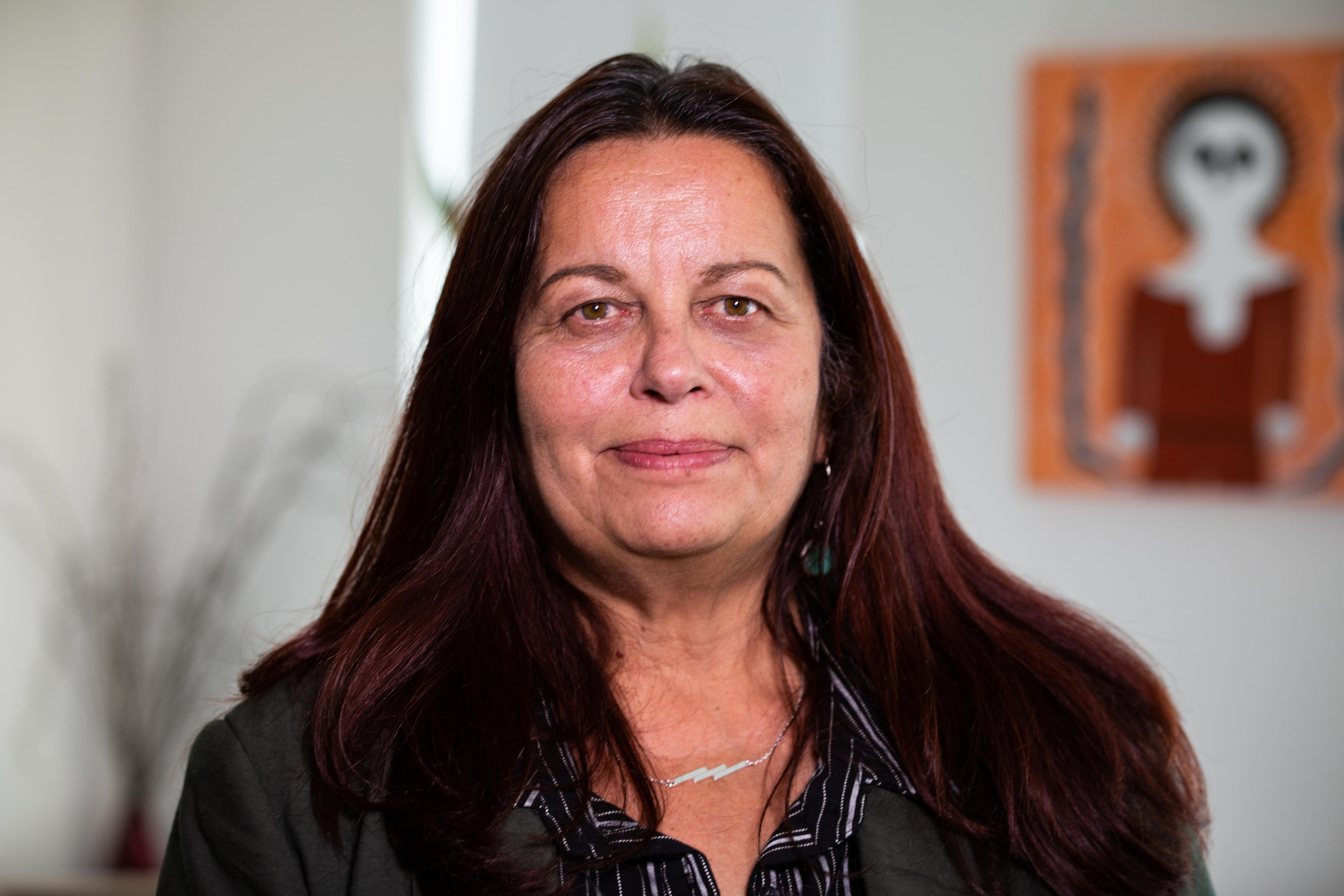 Uma mulher disparou dos ombros para cima. 