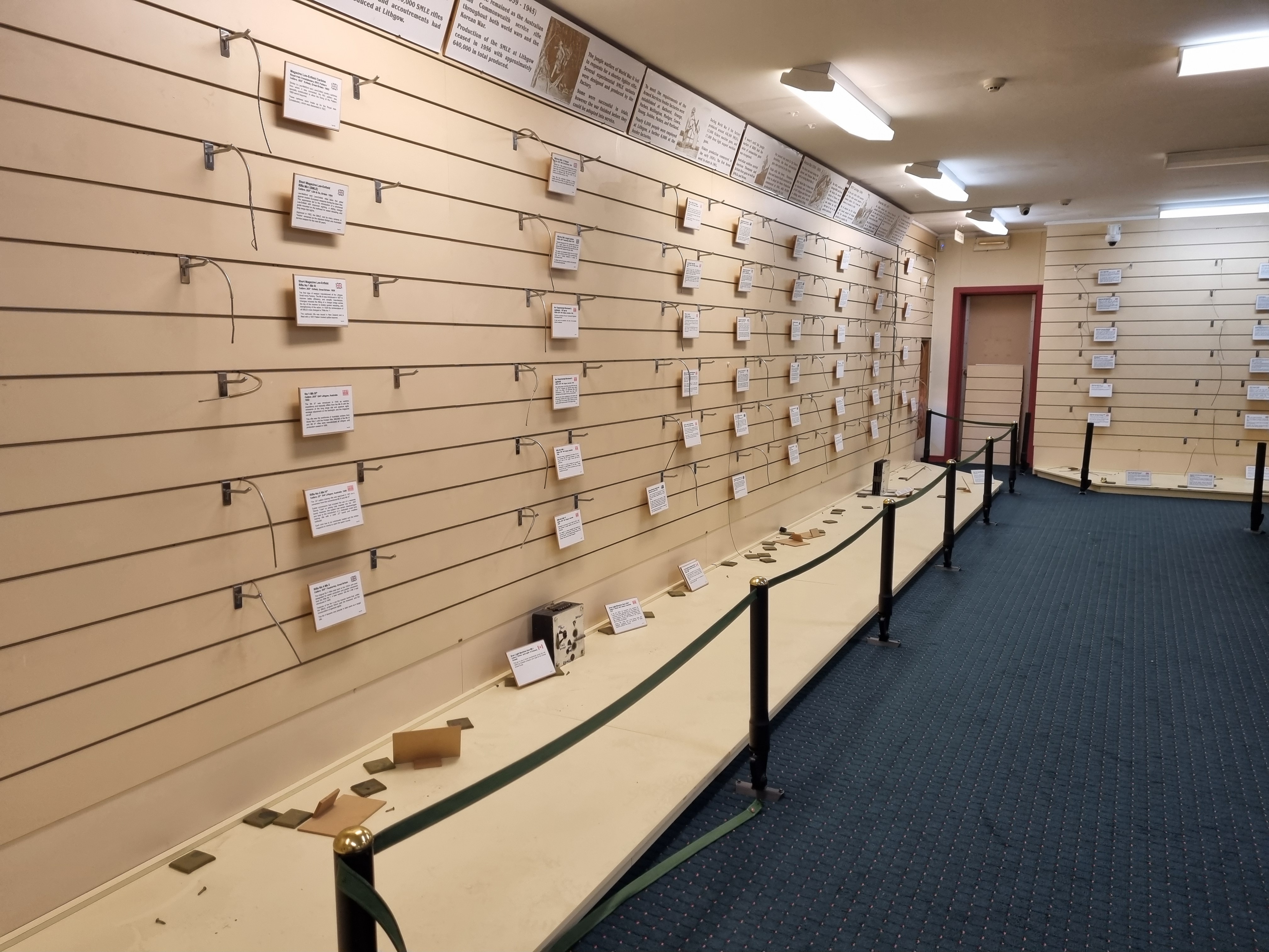 利斯戈輕武器工廠博物館裡空蕩蕩的架子。