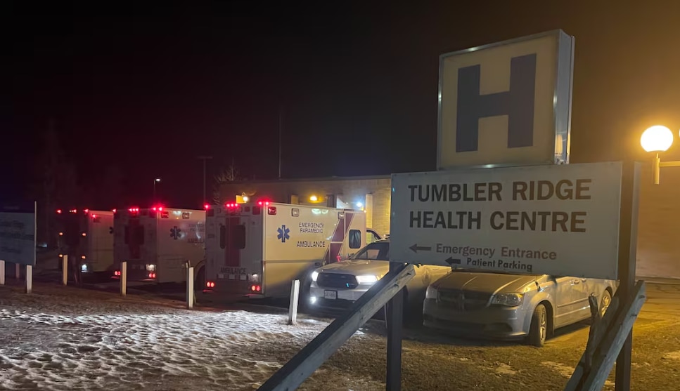 Ambulancias hacen fila afuera del Centro de Salud Tumbler Ridge