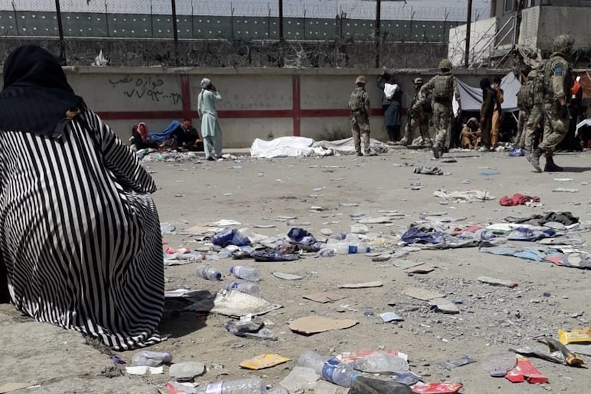 Сцены в лагере баронов во время массового исхода в Кабул – видно тело, завернутое в ткань.
