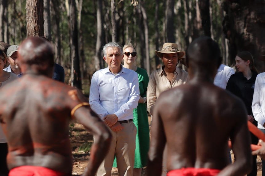 Le juge Mordecai Bromberg regarde pendant la cérémonie de fumage à Pitjamirra sur les îles Tiwi.