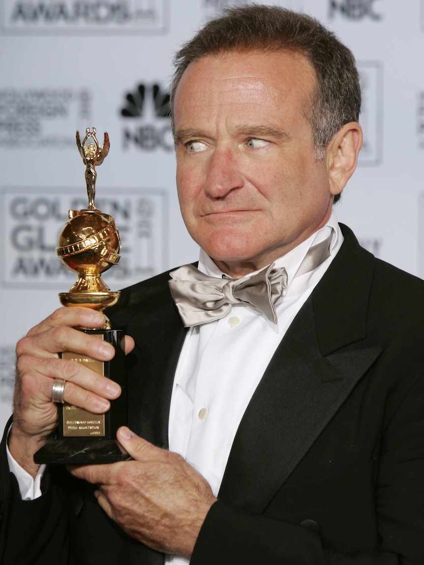 Robin Williams poses with award at Golden Globes