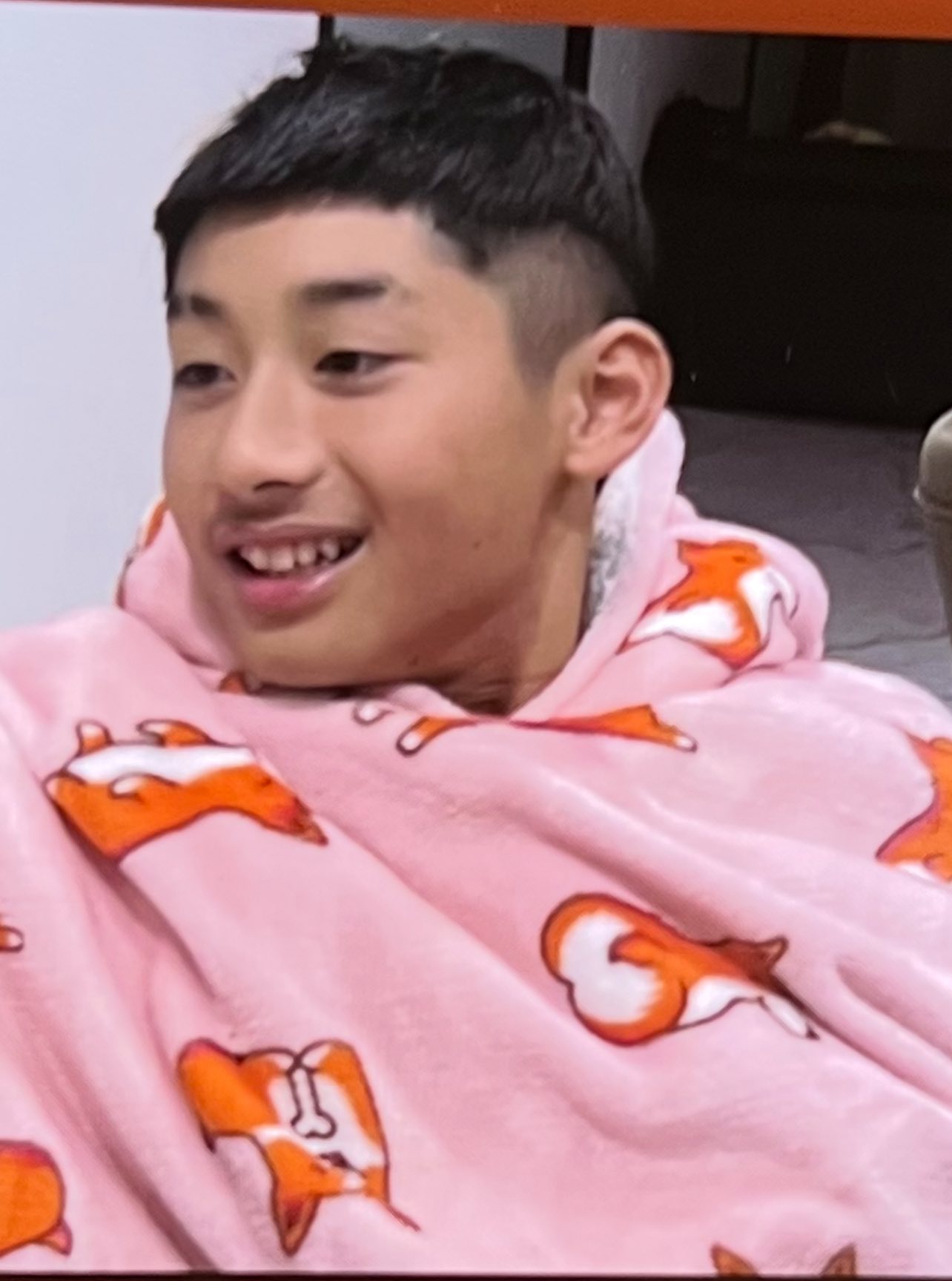 Ethan Hoac, vítima de um esfaqueamento fatal, sorri em foto cedida por sua família que o mostra em casa de pijama.