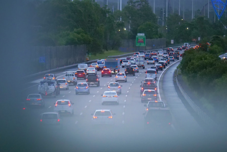 Circulation sur une autoroute, photographiée à vitesse lente pour que les voitures paraissent floues.