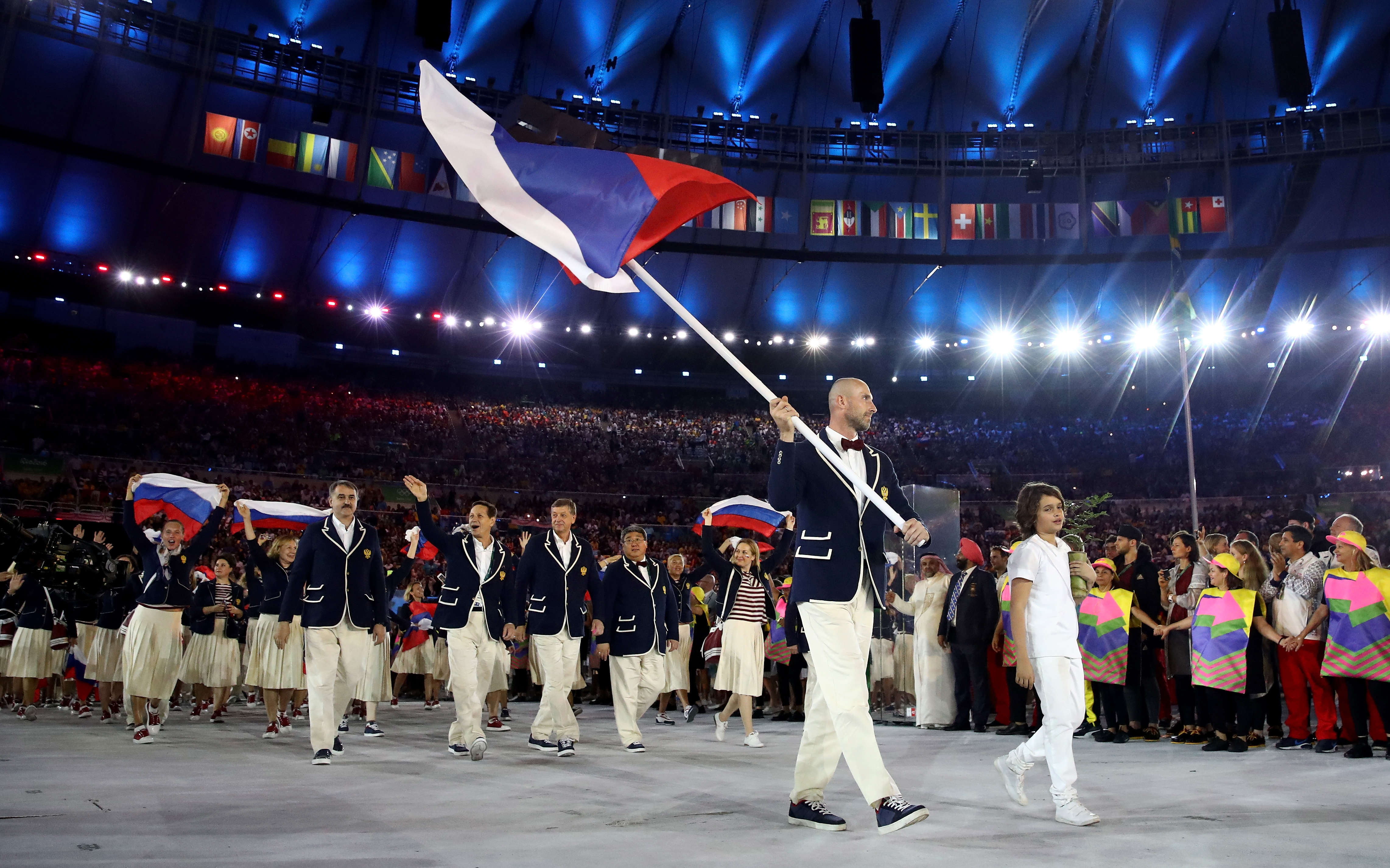 谢尔盖·特秋欣 (Sergei Tetiukhin) 在 2016 年里约奥运会开幕式上带领他的球队进入体育场时，他举着一面巨大的俄罗斯国旗。