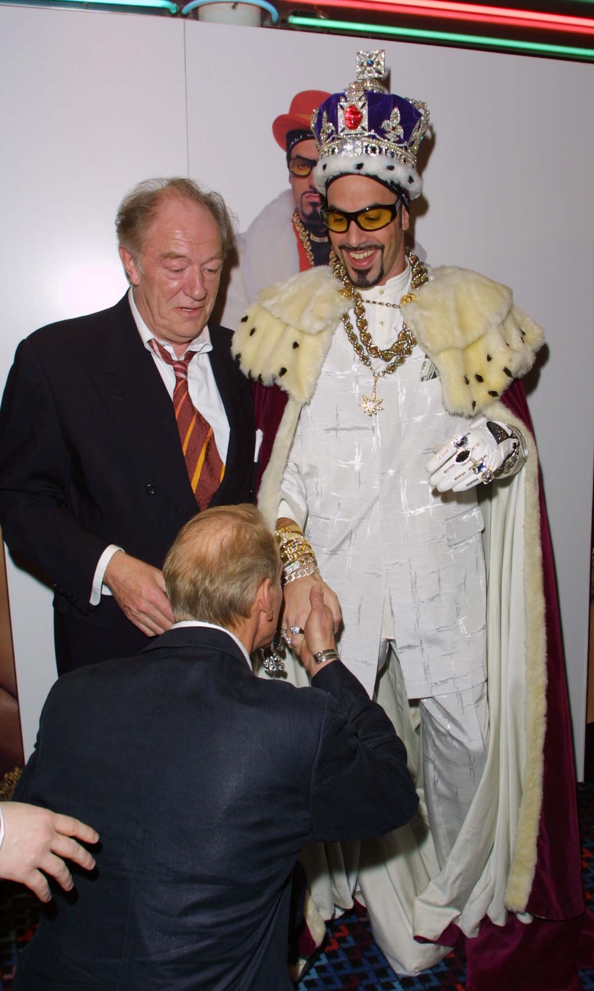 Michael Gambon with Sacha Baron Cohen as Ali G at the 2022 London preimere of Ali G Indahouse.