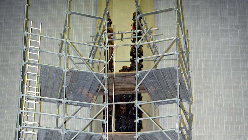 Carvings being removed from totem pole in PNG's Parliament