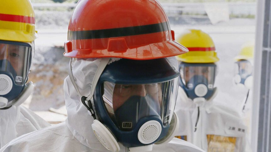 Shinzo Abe tours Fukushima nuclear plant