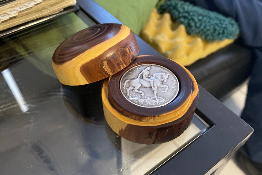 Une médaille de guerre dans une caisse en bois