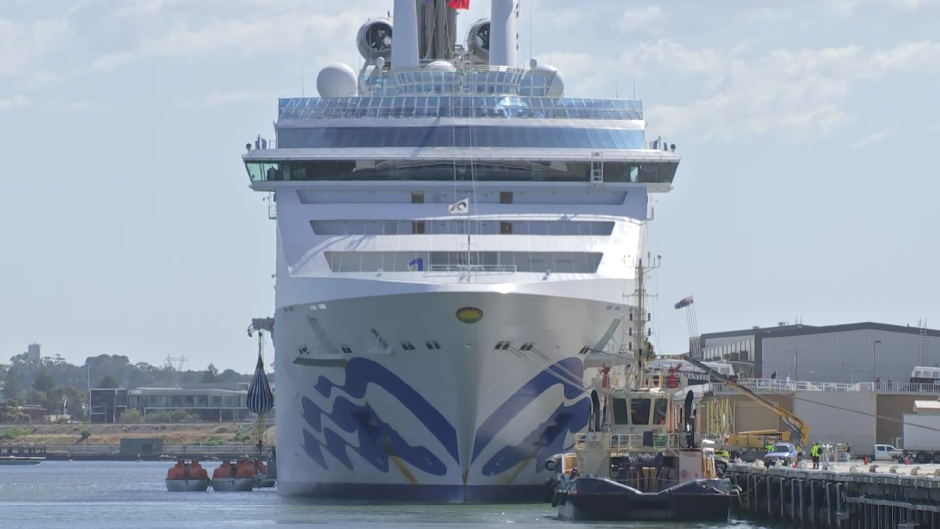 Cruise ship hit by growing COVID outbreak 'welcomed' by Fremantle community, operator says