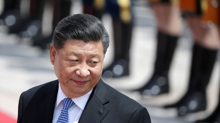 Xi Jinping z lekkim uśmiechem na twarzy 