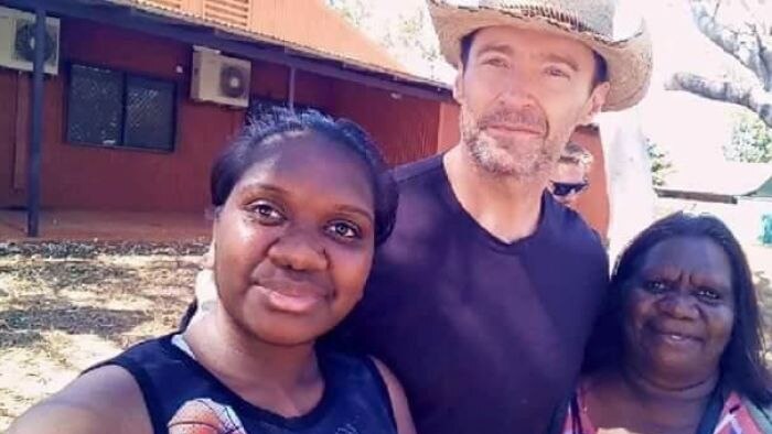 Hugh Jackman dengan warga Aborijin di Bidyadanga, Tahlia Badal dan Maureen Yanawana