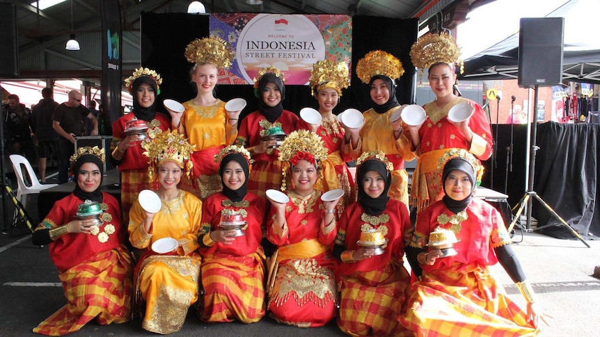 Para penari perempuan tarian Saman dengan menggunakan baju khas Aceh.