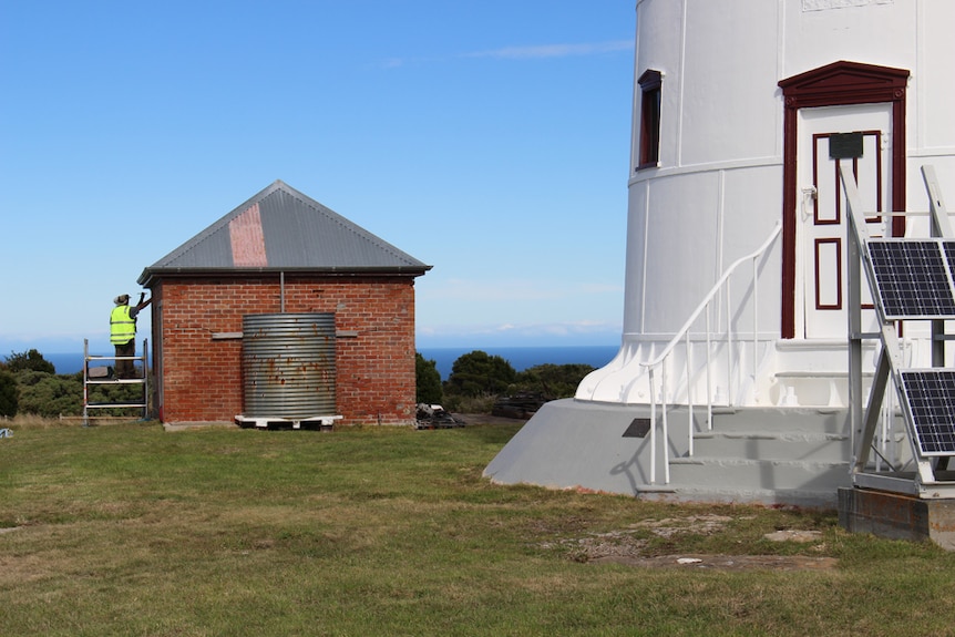 Building next to Tasman Island lighthouse