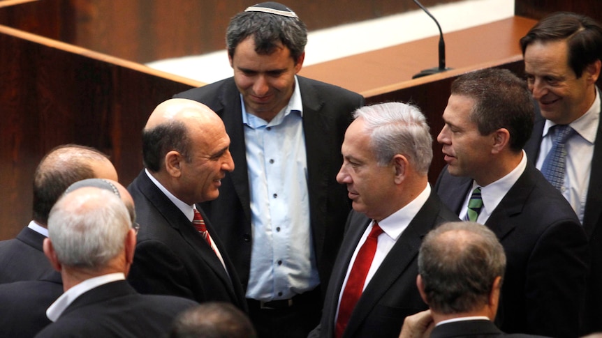 Netanyahu and Mofaz shake on deal approved