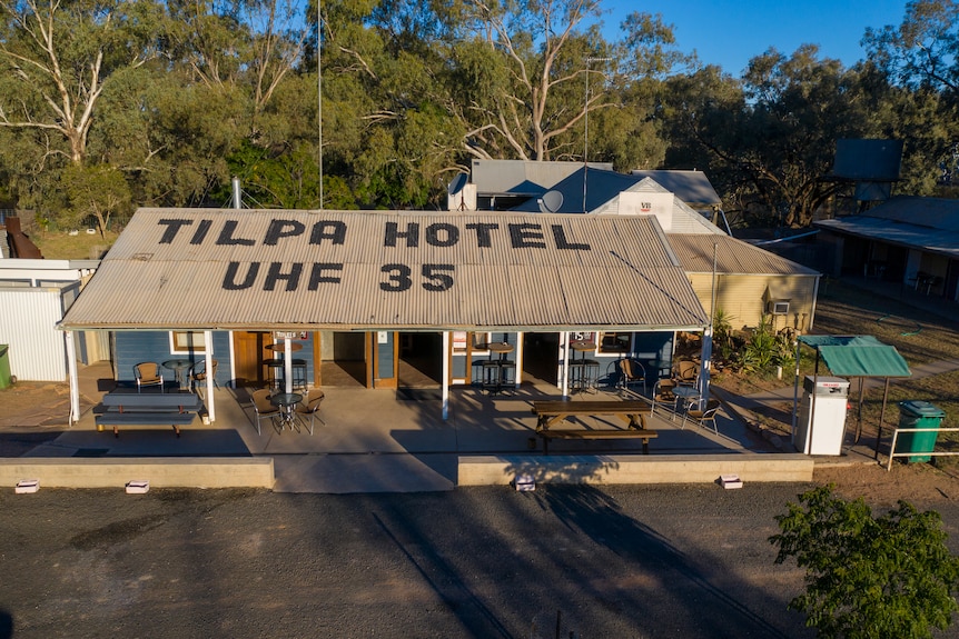 An aerial photo of the Tilpa Hotel on the banks of the Darling River.