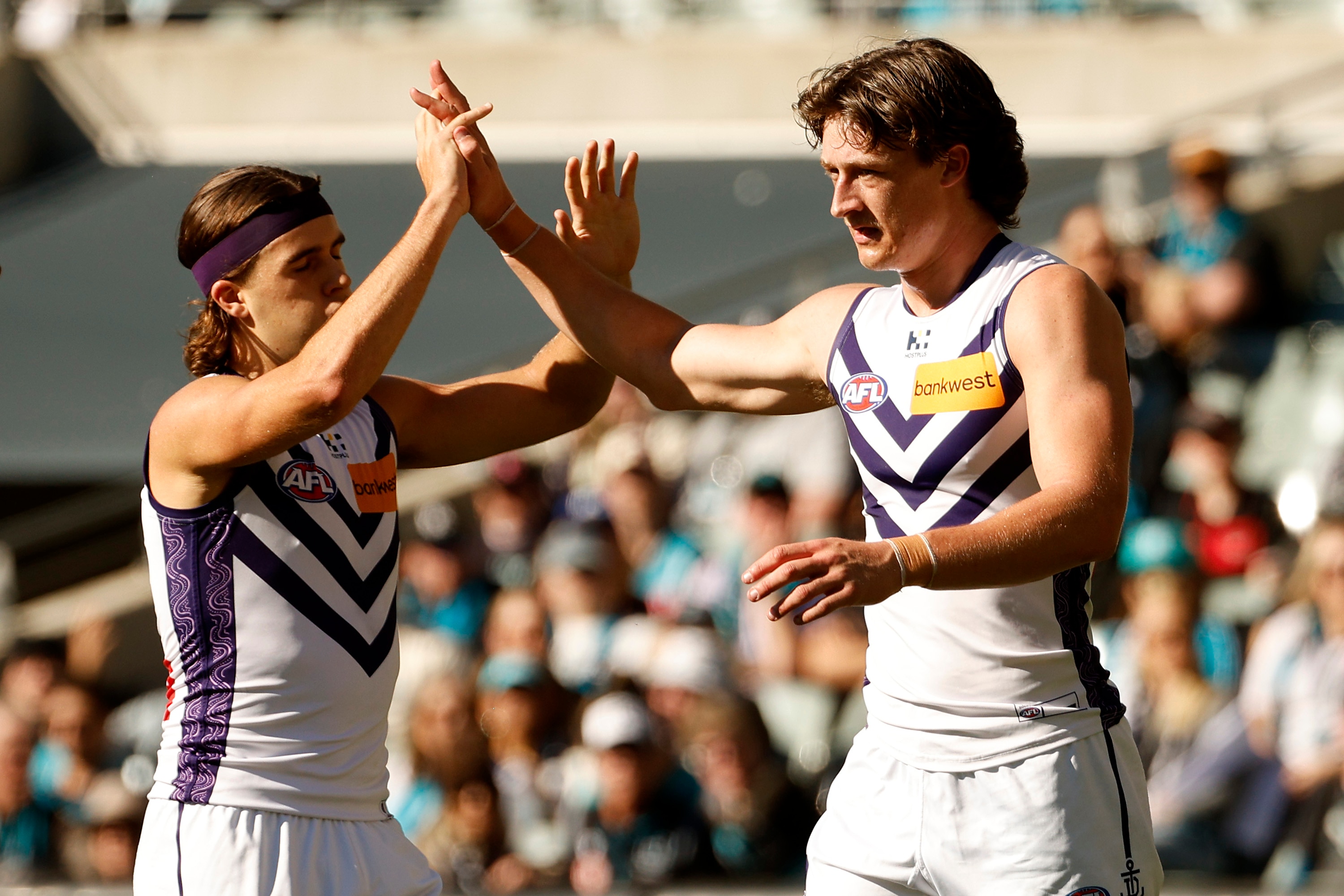 Live: Freo eases past Port after ridiculous five-minute blitz, Roos face Dees