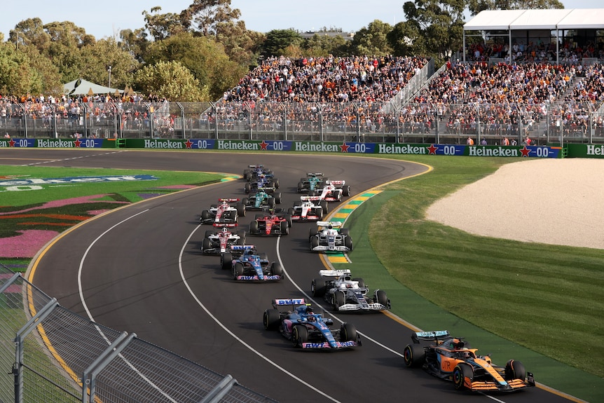 Los coches de F1 salen de la primera curva del Gran Premio de Australia 2022