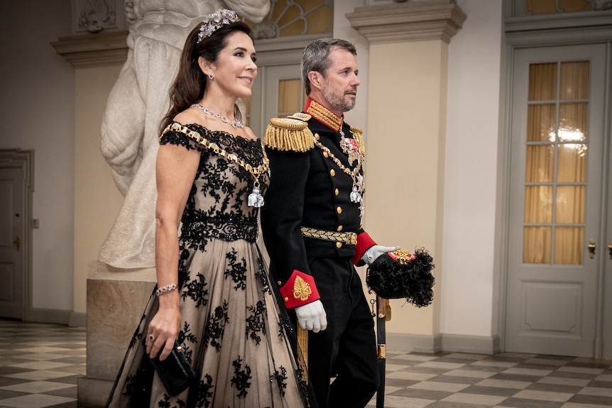 La princesa heredera Mary con un vestido negro y el príncipe heredero Fredery con un uniforme negro. 