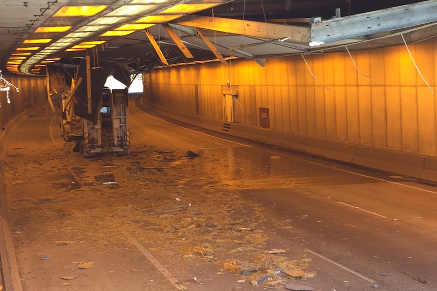 Truck smashes into Parkes Way tunnel in Canberra