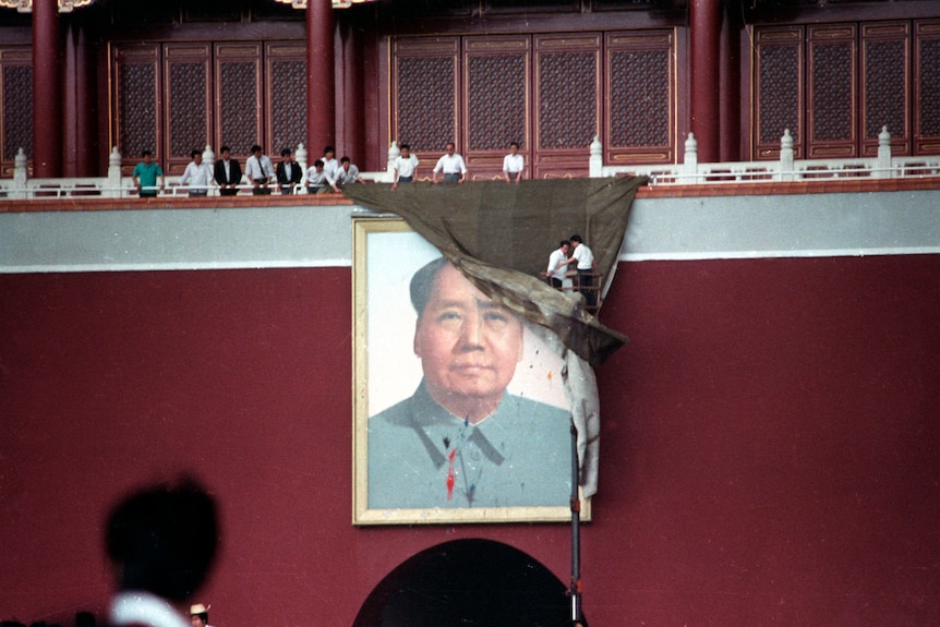 1989年天安门广场毛泽东画像被人用漆涂抹。
