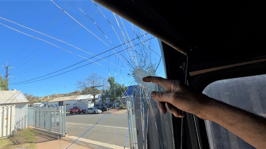 Le bus du voyagiste d’Alice Springs endommagé avec des écoliers à bord lors d’un incident de jet de pierres