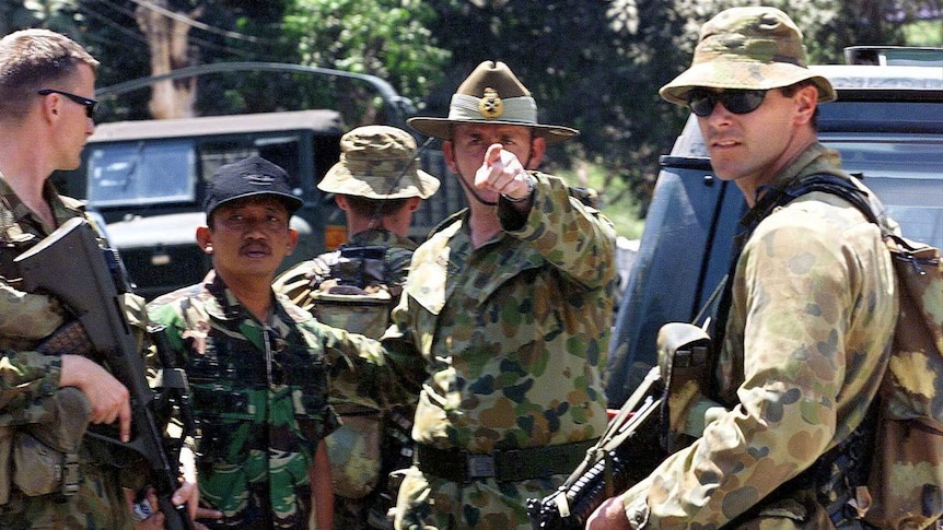 Peter Cosgrove directs troops in East Timor