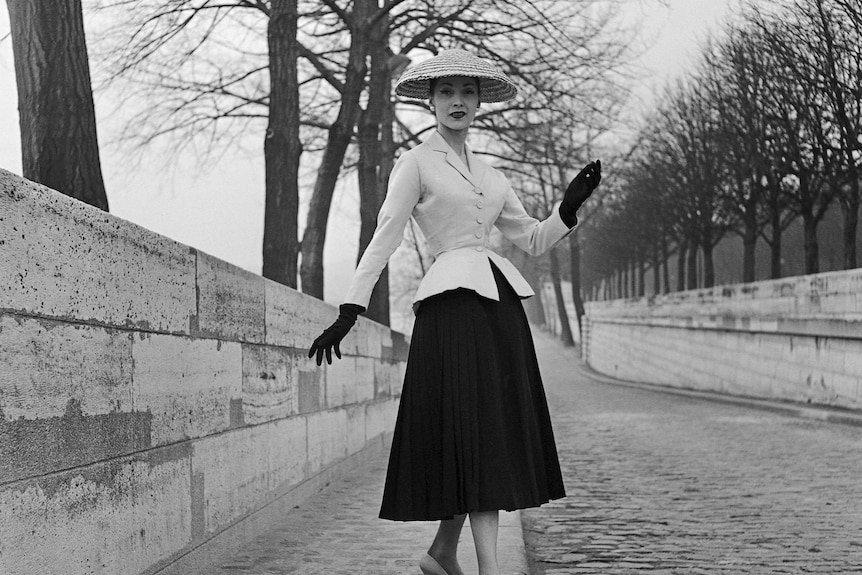 A black and white photo of an afternoon ensemble from the spring-summer collection of Christian Dior 1947.