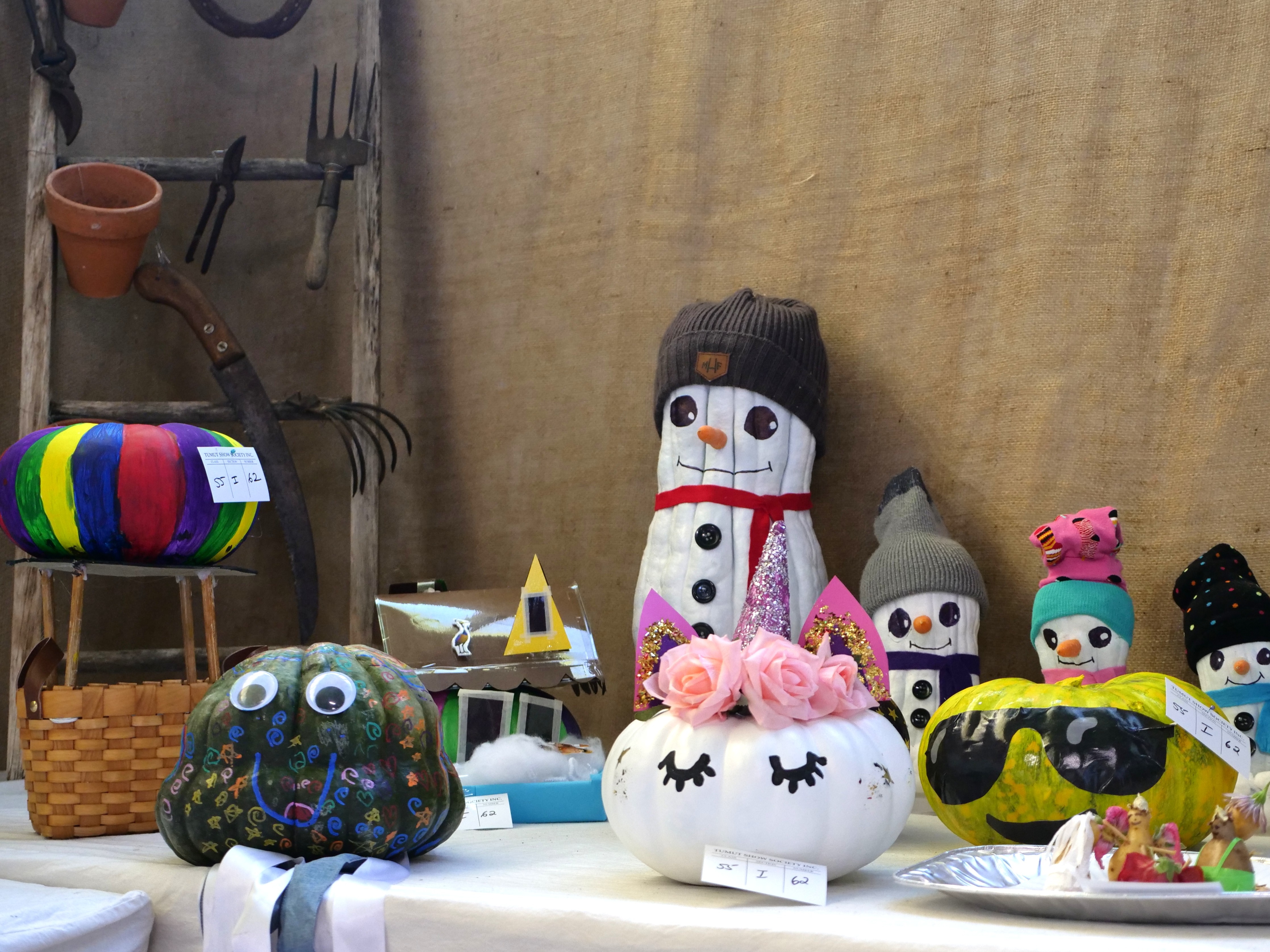 Varias calabazas pintadas para que parezcan un unicornio, un globo aerostático y otras criaturas.