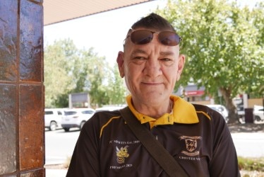 Un hombre mira a una cámara.