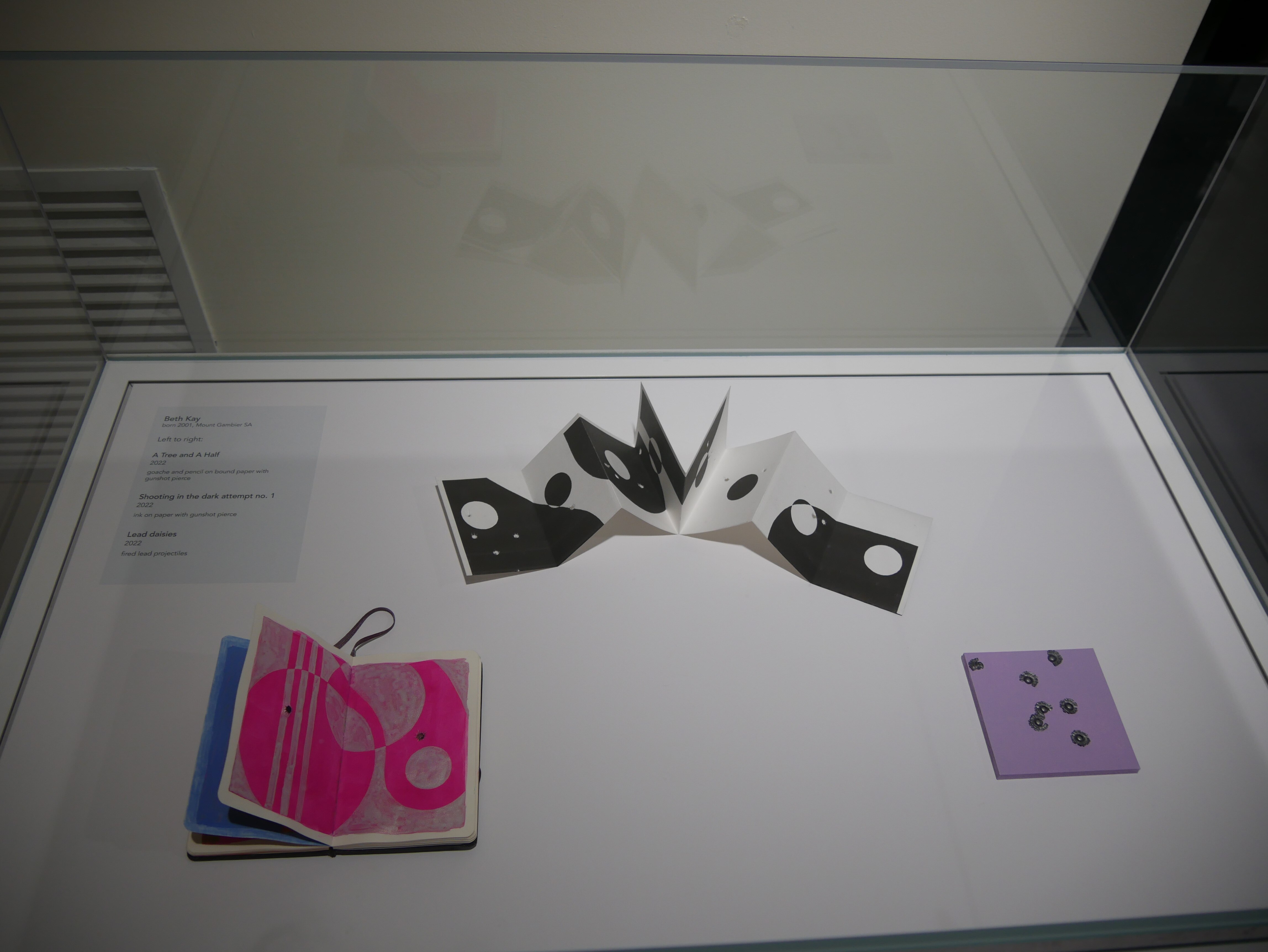 Блокнот и сложенный лист бумаги с сфотографированными абстрактными узорами.