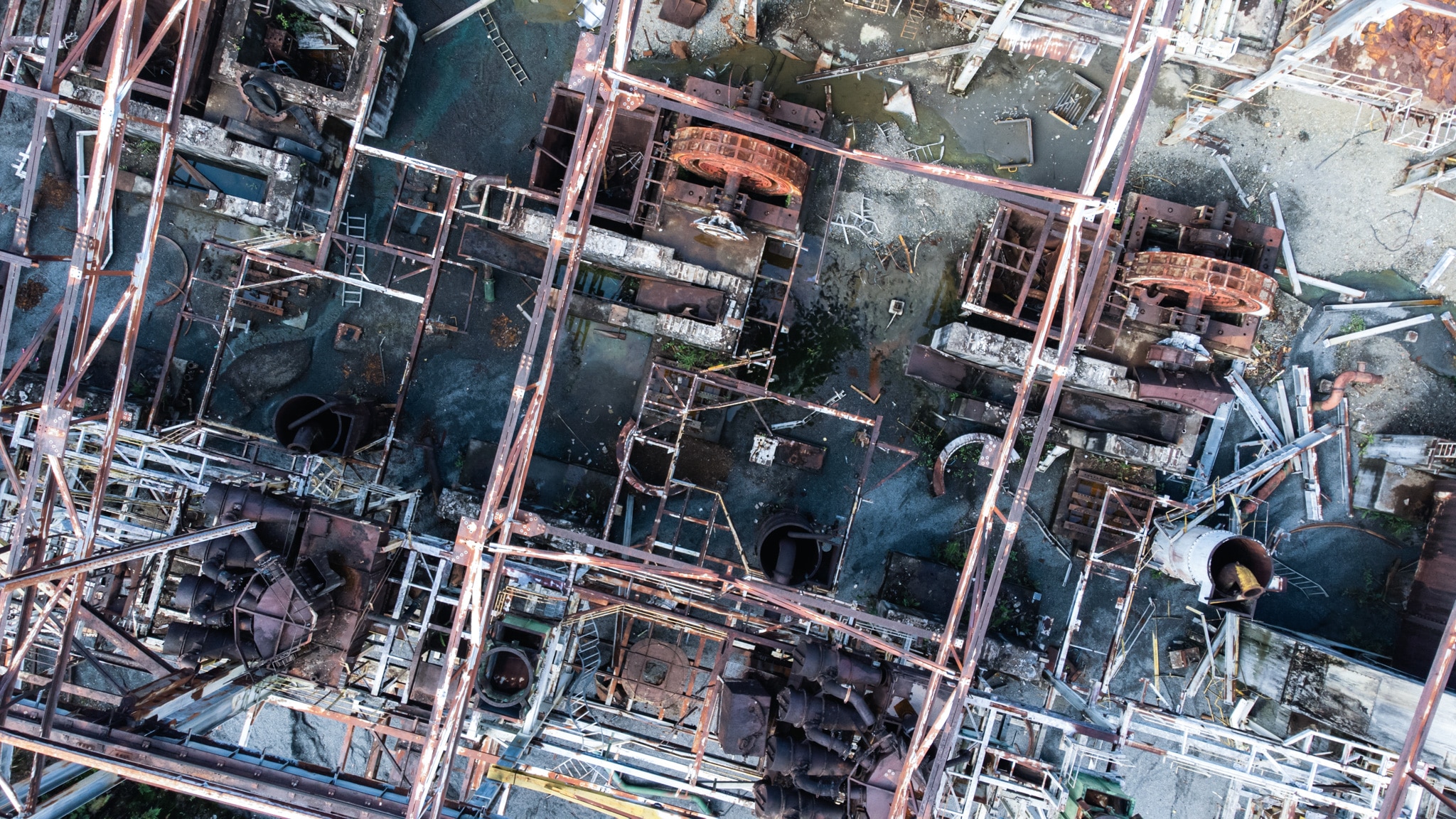 A birds eye view of a pipes and scaffolding on a mine site.