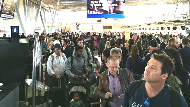 悉尼机场发生大规模延误后，在机场国内候机楼内等待的乘客们。