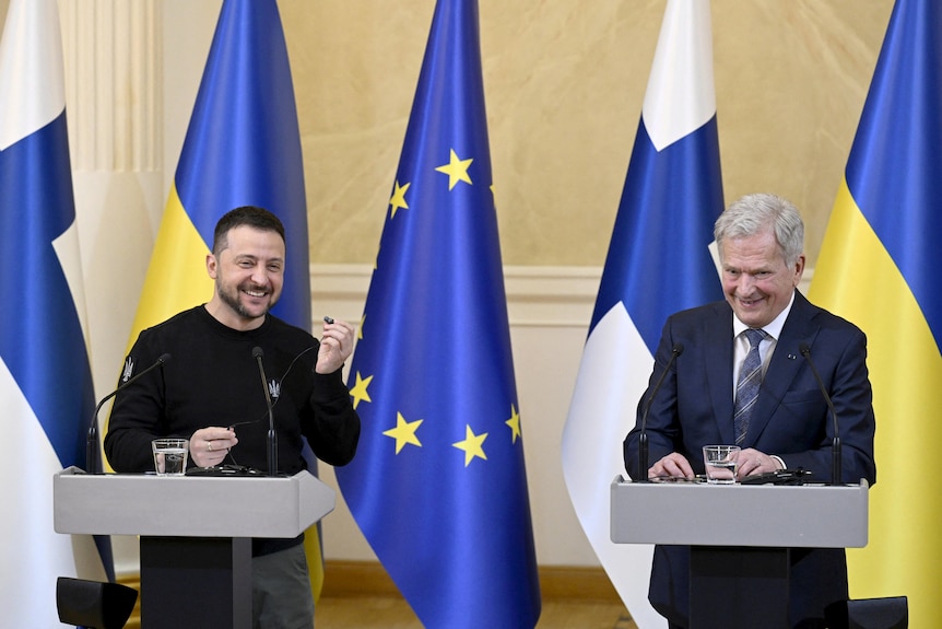 Ukrainian President Zelenskiy and Finnish President Niinisto laugh at a press conference